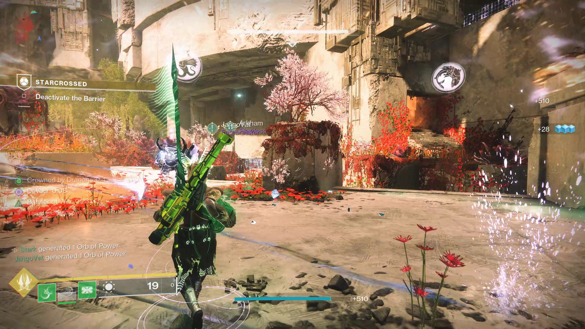 Een Guardian gebruikt de Crowned by Dragons-verbetering om een ​​deur te openen in Destiny 2