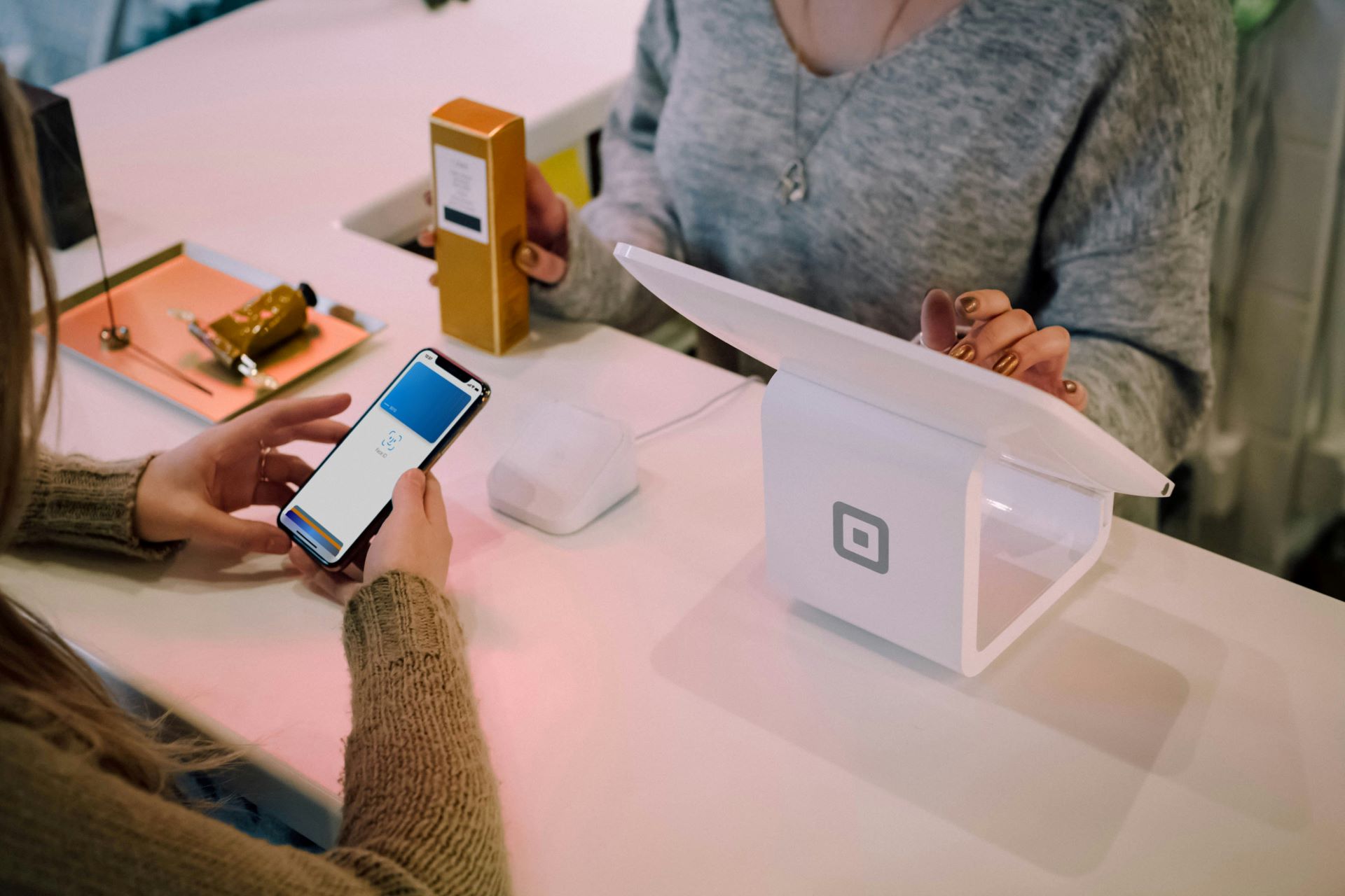 Iphone đang mở Apple Pay đang cố gắng thanh toán trên thiết bị đầu cuối thanh toán NFC