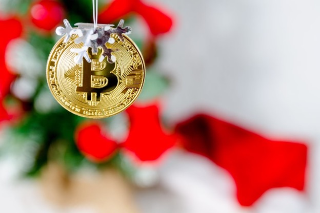 đồng xu vàng có trang trí cây biểu tượng bitcoin