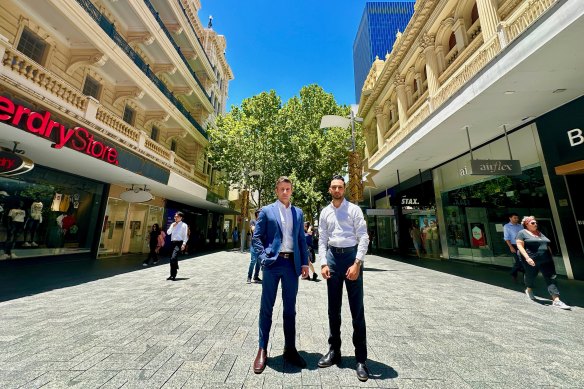 JLL algemeen directeur Angelo Amara en econoom Ronak Bhimjiani in de met historische gebouwen omzoomde Hay Street Mall.