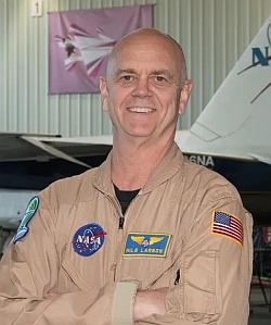 صورة لطيار الاختبار X-59 نيلز لارسون.