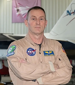 X-59 test pilotu James "Clue"nun fotoğrafı Daha az.