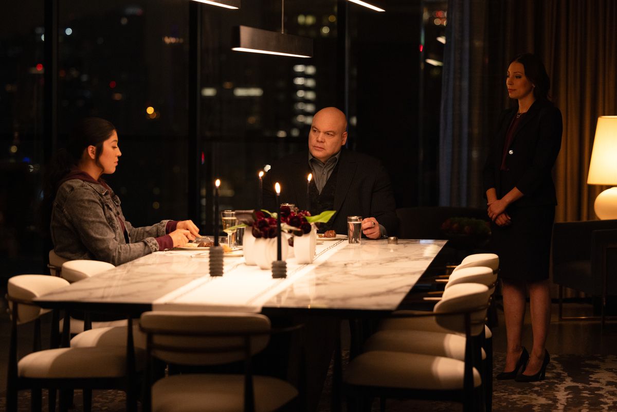 Echo (Alaqua Cox) y Kingpin (Vincent D'Onofrio) se sientan en una mesa con un traductor de ASL sobre su hombro.