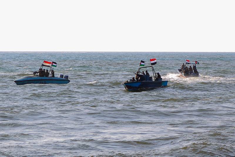 Các thành viên của Lực lượng Bảo vệ Bờ biển Yemen, liên kết với nhóm Houthi, tuần tra trên biển khi những người biểu tình diễu hành qua thành phố cảng Hodeida ở Biển Đỏ để thể hiện tình đoàn kết với người dân Gaza vào ngày 4 tháng 2024 năm XNUMX.