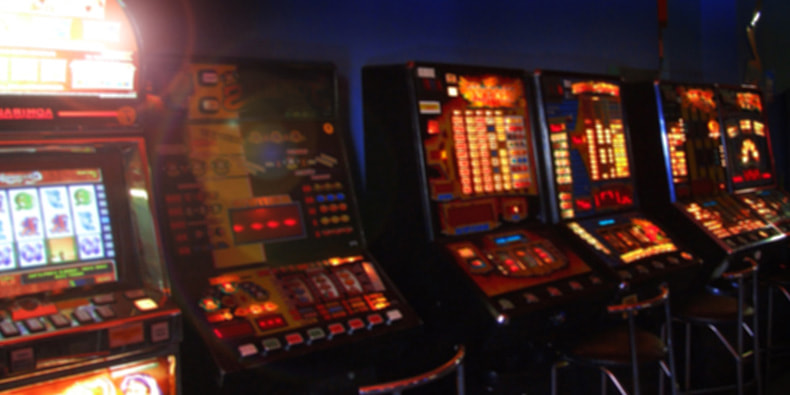 Birçok Slot Makinesinin Bulunduğu Büyük Casino Odası