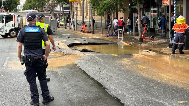 أدى تسرب كبير للمياه في منطقة الأعمال المركزية في مدينة بريسبان إلى غمر الشوارع بالمياه المتدفقة.