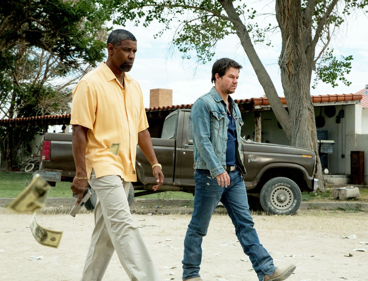 2 Guns'ta para havadan düşerken Denzel Washington ve Mark Wahlberg öne doğru yürüyor