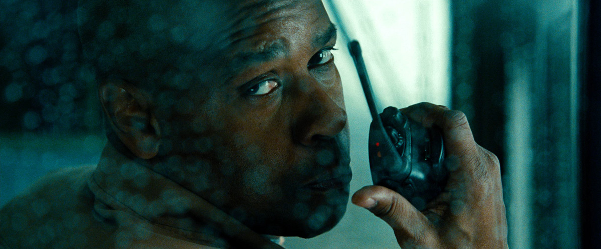 Denzel Washington als Frank die in een walkietalkie spreekt in Unstoppable.