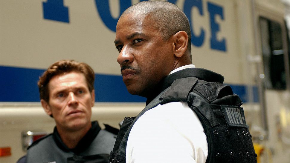 (L-R) Willem Dafoe en Denzel Washington dragen kogelvrije vesten voor een politiebusje in Inside Man.