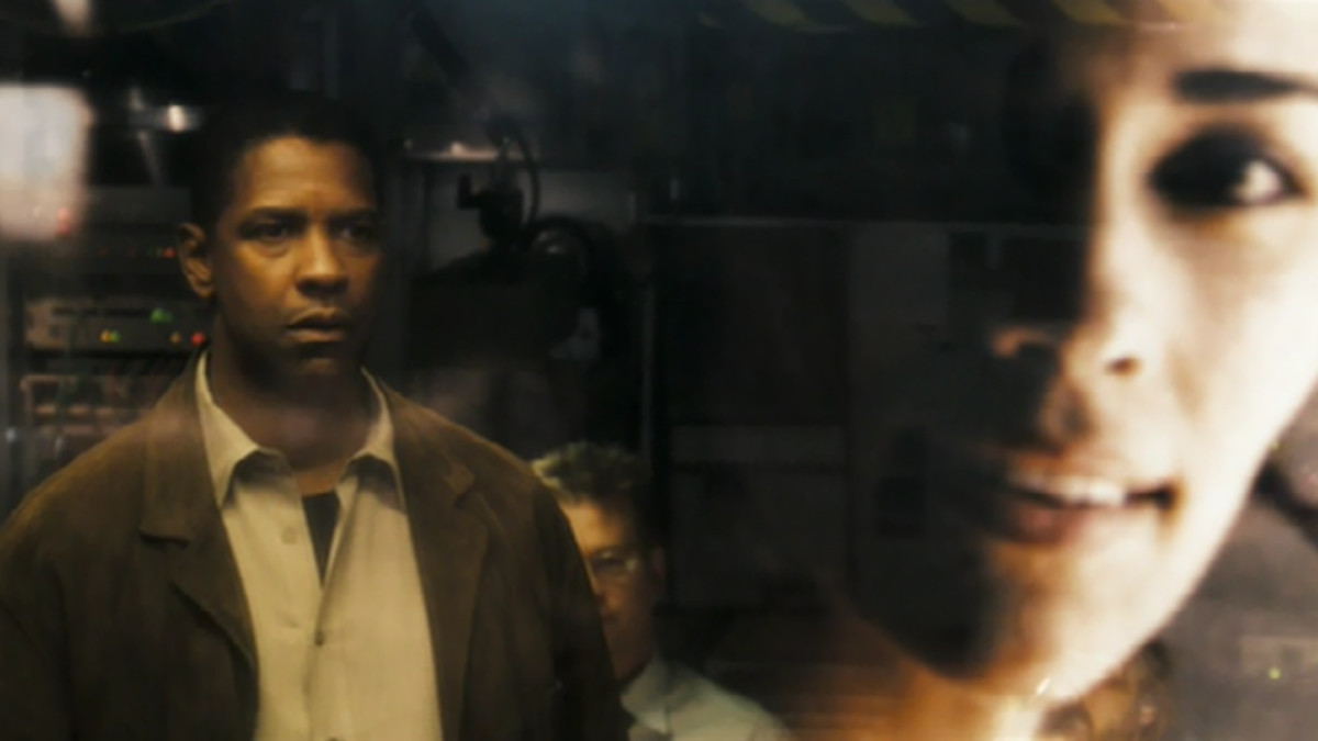 Denzel Washington, Özel Ajan Douglas Carlin rolünde, ölen karısının Deja Vu'daki geçmiş projeksiyonunu izliyor.