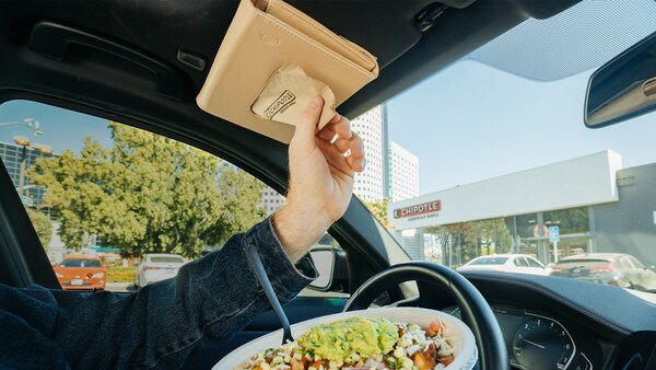 Esempi di strategie di marketing per ristoranti: il portatovaglioli per auto di Chipotle in azione.