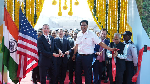 Minister for industri, promotering og handel for regjeringen i Tamil Nadu, Dr T R B Rajaa, USAs ambassadør i India Eric Garcetti og Scott Nathan, administrerende direktør i US International Development Finance Corporation (DFC) innviet anlegget.