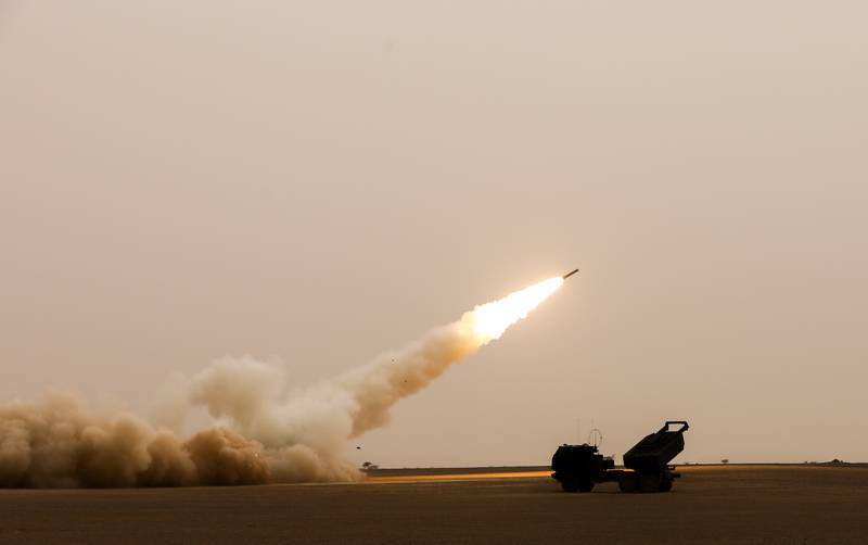 Los soldados disparan el Sistema de Cohetes de Artillería de Alta Movilidad, o HIMARS, durante el ejercicio African Lion 2021 en la Base Aérea Guirer Libouihi en junio de 2021.