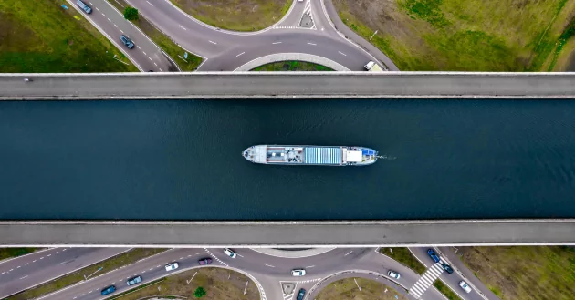 plovila in avtomobili, ki vizualno predstavljajo trajnost v poslovnih primerih