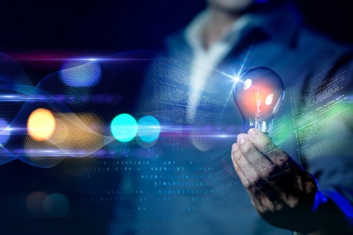 Uomo d'affari che tiene lampadina con sfondo chiaro colorato notturno, innovazione tecnologica idea creatività futuristica futura innovazione degli investimenti aziendali.