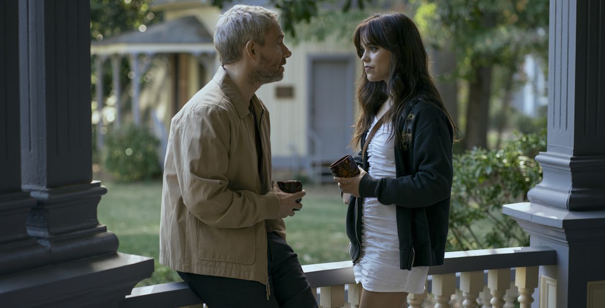 Jon Miller (Martin Freeman) y su estudiante adolescente Cairo Sweet (Jenna Ortega) están afuera en un porche estilo terraza, hablando entre ellos, en Miller's Girl.