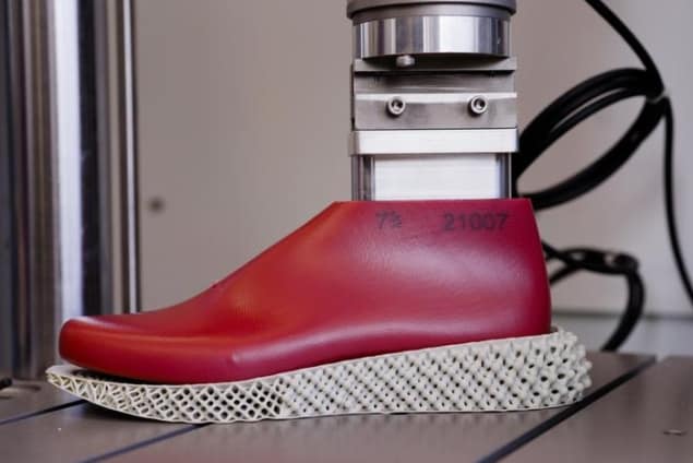 Modelo mecánico de un pie humano en una zapatilla para correr.