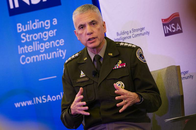 Generaal Paul Nakasone van het Amerikaanse leger, leider van Cyber ​​Command, spreekt op 8 december 2023 tijdens een Intelligence and National Security Alliance-evenement in Arlington, Virginia.