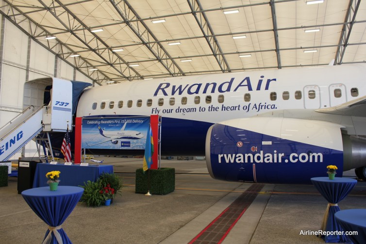 ルワンダ航空の最初のボーイング 737-800 がボーイング フィールドの格納庫に置かれています。