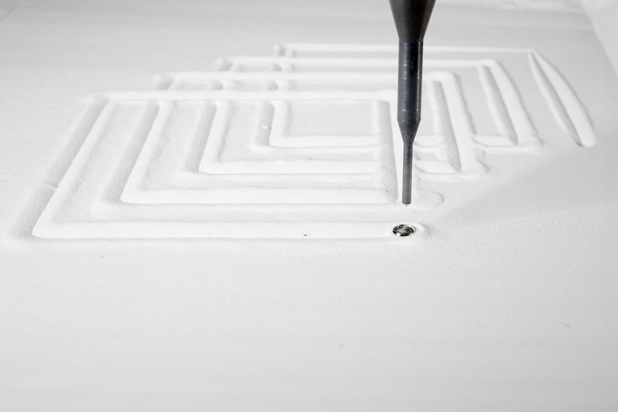 Beim Flüssigmetalldruckverfahren wird geschmolzenes Aluminium entlang einer vordefinierten Bahn in ein Bett aus winzigen Glasperlen aufgetragen
