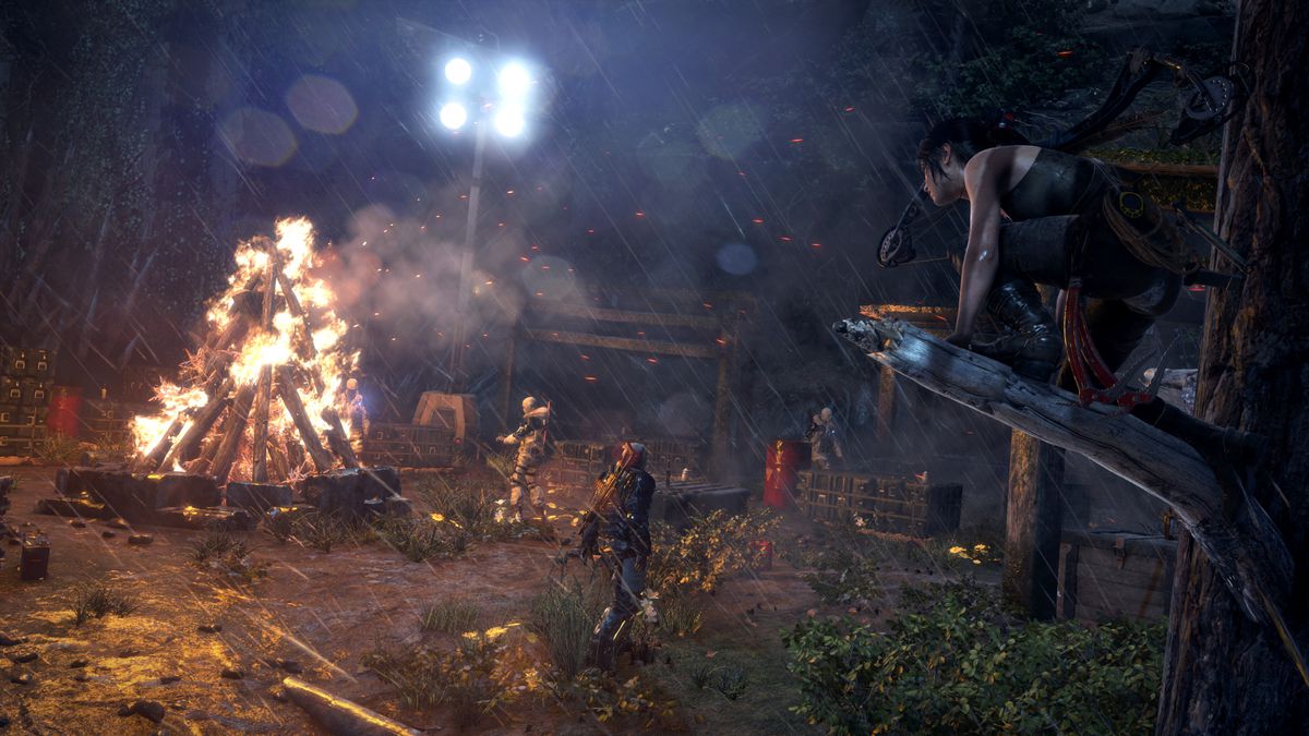 Lara Croft posada en la rama de un árbol con vista a un campamento enemigo en Rise of the Tomb Raider.