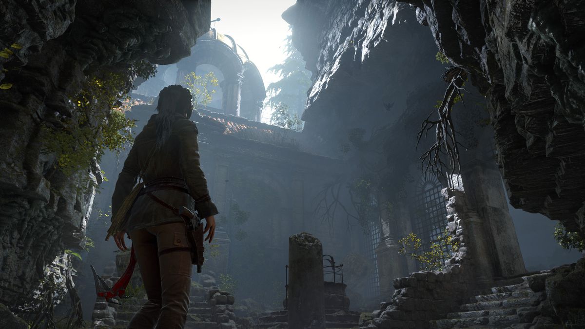 『Rise of the Tomb Raider』の洞窟のような廃墟に立つララ・クロフト。
