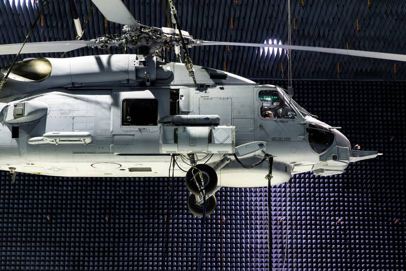 La cápsula de guerra electrónica avanzada fuera de borda, o AOEW, se probó recientemente en la Estación Aérea Naval de Patuxent River, Maryland.