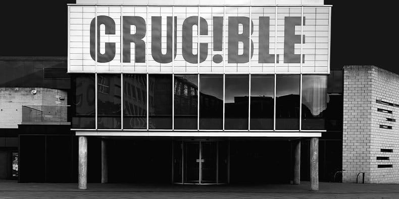 Großes Gebäude mit einem Schild mit der Aufschrift „Crucible“