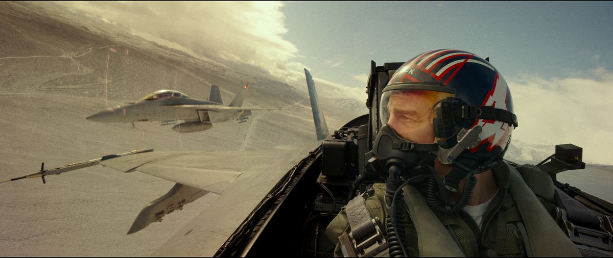 Maverick (Tom Cruise) en la cabina de un avión de combate, con otro volando cerca en Top Gun: Maverick