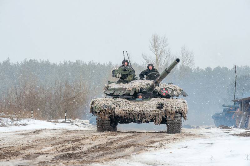 Ukrayna birlikleri, 10 Şubat 2022'de Kharkiv bölgesindeki Chuguev kasabası yakınlarında gerçek atış tatbikatları gerçekleştirmek için tanklar, kundağı motorlu silahlar ve diğer zırhlı araçlar kullanıyor.