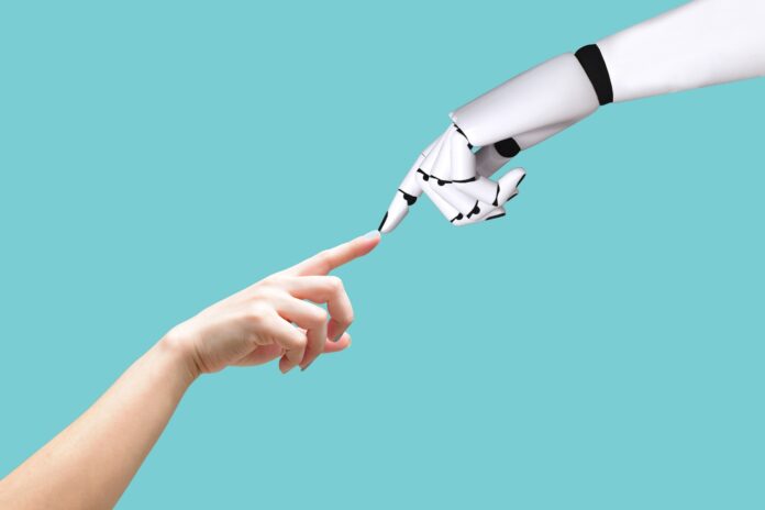 Mano humana e inteligencia artificial trabajando juntas y tocándose los dedos