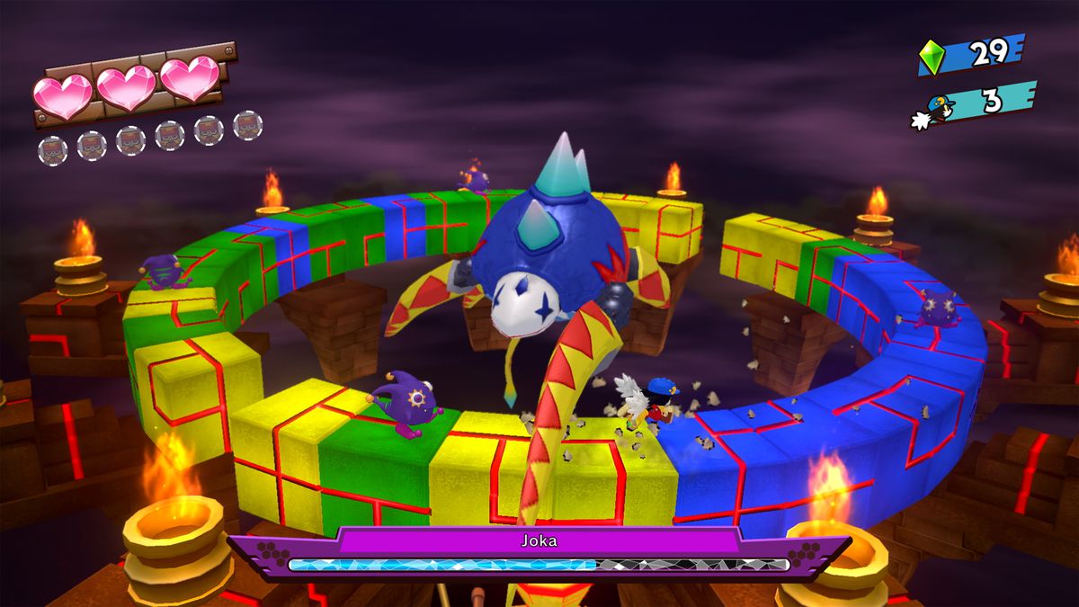 Klonoa rent rond een ringvormig level en probeert de veegaanval van een baas te vermijden, in een screenshot van Klonoa Phantasy Reveries Series