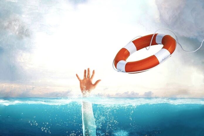水上に手をかざしている溺れた人に救命ロープのブイを投げる。