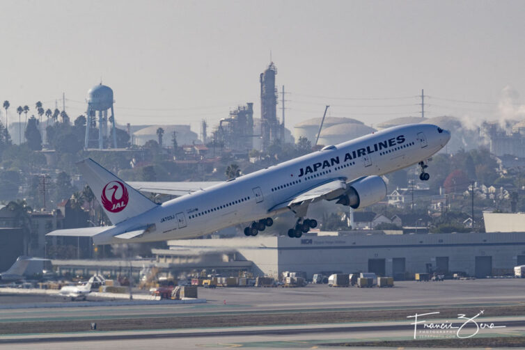 While I was there, Japan Air Lines last 777-200 stopped at LAX on its way to the boneyard at Victorville, Calif. 