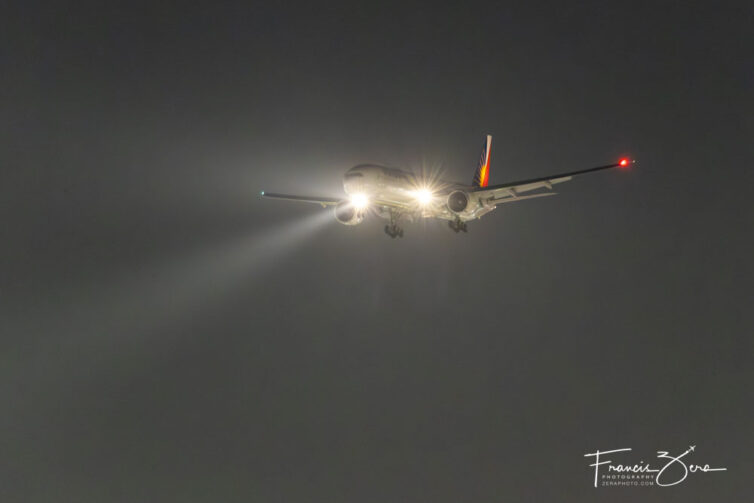 En Starlux Airbus A350 på kort final i nattdiset