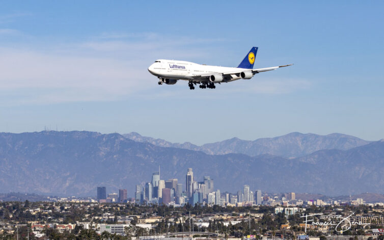 Un Boeing 47-800 de Lufthansa passe le centre-ville de Los Angeles en finale pour LAX