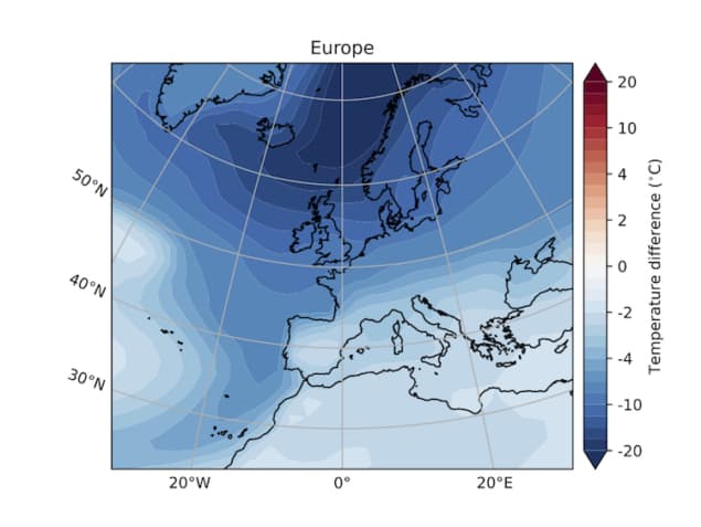 AMOC çöküşünden sonra sıcaklık tepkisini gösteren bir Avrupa ve Kuzey Afrika haritası. Haritanın büyük bir kısmı koyu veya açık mavi renkte olup, sıcaklıkların 20 santigrat dereceye kadar düştüğünü gösterir