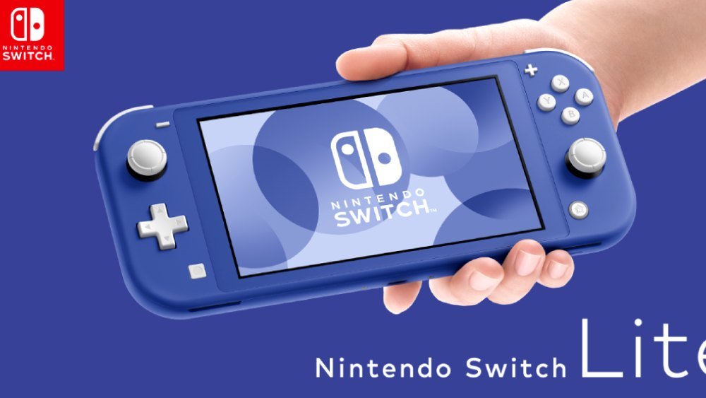 Hand hält Nintendo Switch Lite