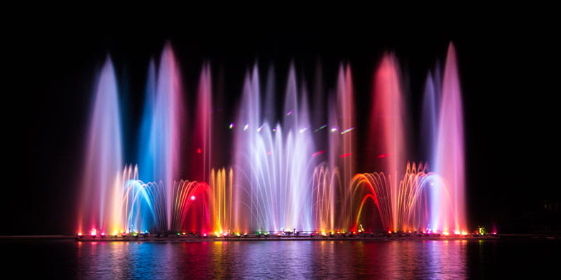 Scène nocturne de la fontaine du Casino d'Estoril