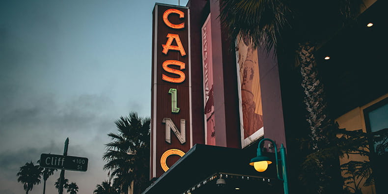 Edificio con un cartel de casino colocado a la izquierda