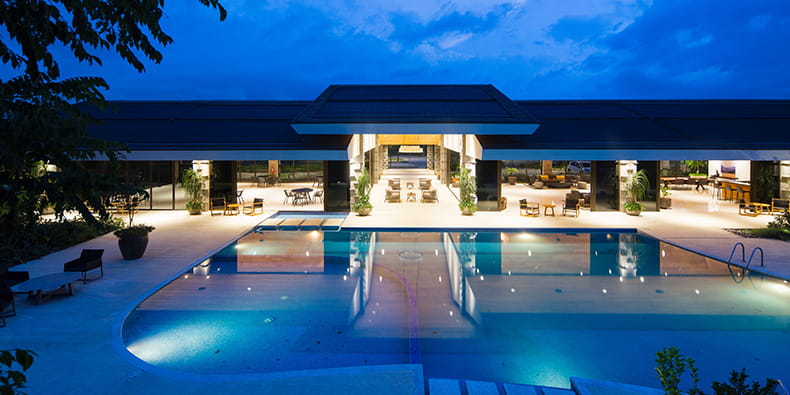 Groot, luxe hotel met een groot zwembad