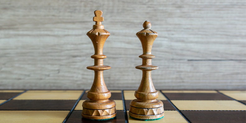 Weiße König- und Königin-Schachfiguren