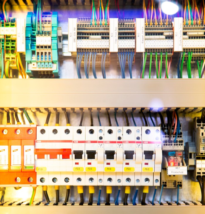 Caja de interruptores eléctricos Unsplash Markus Spiske - Disyuntores e interruptores: salvaguardando el flujo de energía