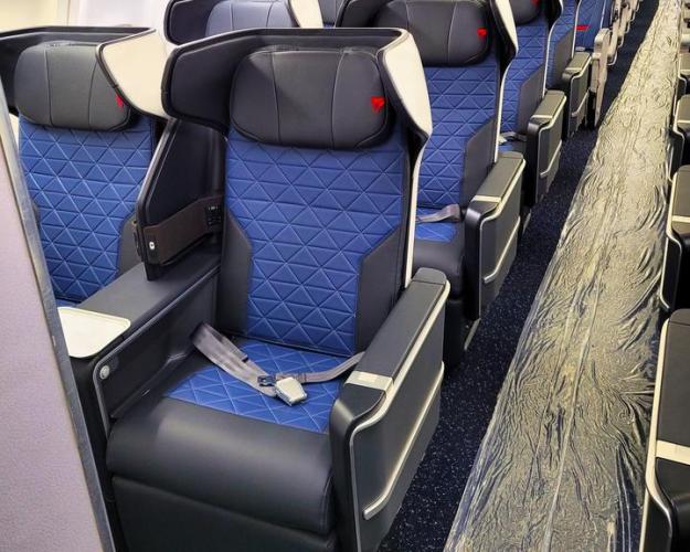 Delta-klanten zullen binnenkort genieten van een verbeterde premium reiservaring nu de nieuwste First Class-stoel van de luchtvaartmaatschappij deze maand wordt uitgerold op geselecteerde vernieuwde Boeing 737-800-vliegtuigen.