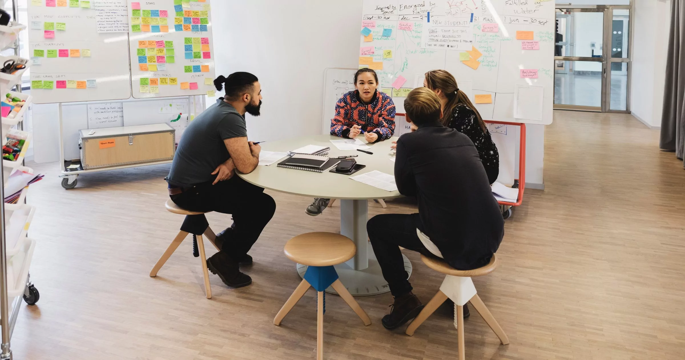 Ingenieurs bespreken op tafel in creatief kantoor