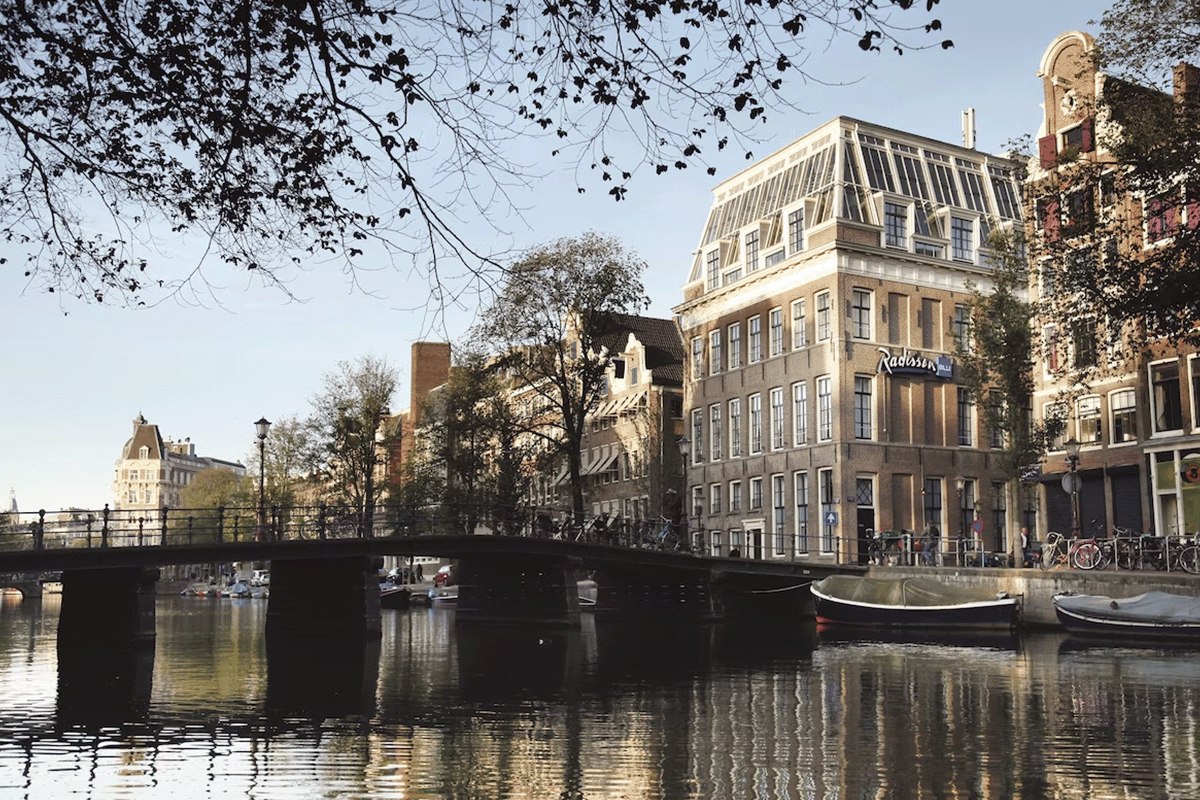 CO6-Fußabdrücke der Branche_Blick auf das Radisson Hotel in Amsterdam_visuell XNUMX
