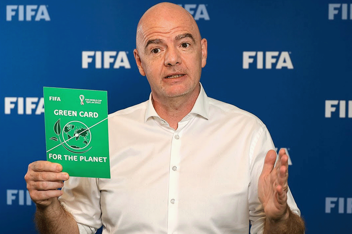 CO8-Fußabdrücke der Branche_FIFA-Präsident Gianni Infantino hält die Green Card für den Planet_visual XNUMX.png