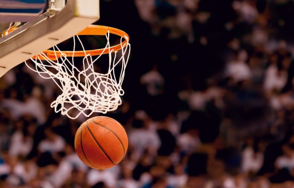 Basketball fällt durch das Netz