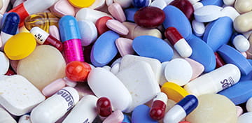 Slika, ki prikazuje veliko različnih zdravil/tablet medicinske kakovosti
