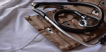 Slika, ki prikazuje medicinski stetoskop (merilnik srčnega utripa)